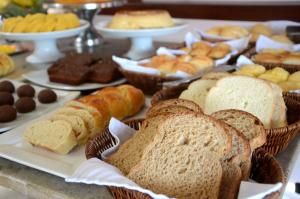 布希奥斯Ilha Branca Exclusive Hotel的盛满面包、糕点和其他甜点的餐桌