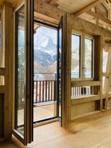 采尔马特Chalet Bergheimat Zermatt的山景客房
