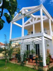 德尔锡伦西奥海岸Villa 8 Islas的带阳台的大型白色房屋