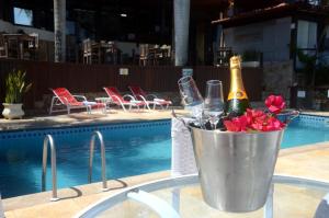 布希奥斯Ilha Branca Exclusive Hotel的游泳池旁一桶香槟和鲜花