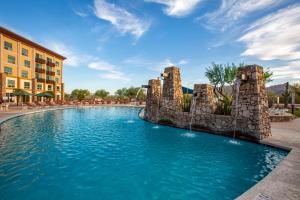 喷泉山Wekopa Casino Resort的度假村的游泳池