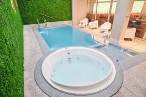 马德普拉塔丹佛马德普拉塔酒店的一座带按摩浴缸的游泳池