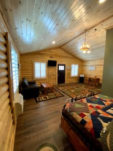 艾兰帕克Cabin Village的一间设有床铺和客厅的房间