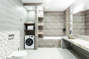 卡罗维发利Residence IRON CUBE的一间带洗衣机和洗衣机的浴室
