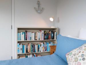 OpuaSkipper's Haven - Opua Holiday Home的书架上摆放着床边的书籍