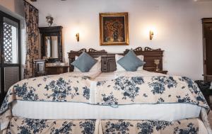 布朗康纳蔻布拉特苏酒店的一间卧室配有一张带蓝白色床单的大床