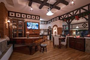 布朗康纳蔻布拉特苏酒店的一间酒吧,在房间内配有木钢琴