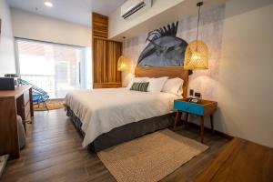戈尔菲托Amaka Ocean Living Lodge的一间卧室配有一张床、一张书桌和一个窗户。