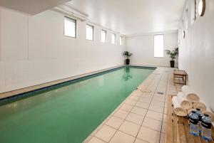 纽卡斯尔奎斯特纽卡斯尔酒店的游泳池,位于带游泳池的大房间