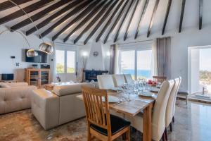 哈维亚Villa Suria的客厅设有餐桌,享有海景