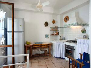 马里迪莫Casa Marettimo的带冰箱和桌子的厨房