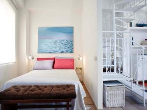 马里迪莫Casa Marettimo的一间卧室配有一张红色枕头的床