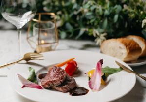 热海阿塔米弗加酒店的桌上的肉和蔬菜白盘