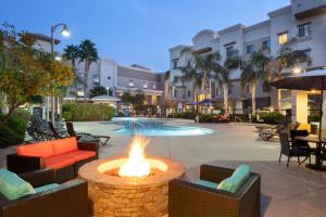 格伦代尔Staybridge Suites Phoenix Glendale Sports Dist, an IHG Hotel的庭院里的火坑,配有桌椅