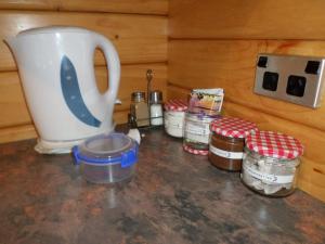 亚历山德拉米拉贝尔小木屋汽车旅馆的带罐子和咖啡壶的厨房台