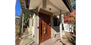 Miyanoshita-Enishi- - Vacation STAY 13658v的一座带木门和门廊的房子