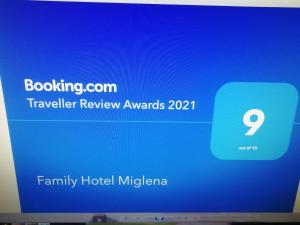 戈韦达尔齐Family Hotel Miglena的蓝背板上的电脑屏幕,带有电话gmaxwell