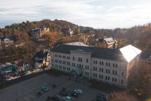 布兰肯堡Schlosshotel Blankenburg的城市中一座大建筑的空中景观