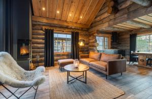 萨利色尔卡Wilderness Hotel Muotka & Igloos的客厅配有沙发、椅子和壁炉
