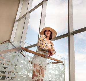 曼谷曼谷茉莉花度假酒店的戴帽子的女人站在玻璃盒里