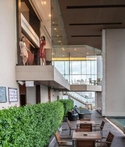 曼谷曼谷茉莉花度假酒店的大厅,带桌子和楼梯的建筑