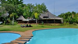 雾观Cambalala - Luxury Units - in Kruger Park Lodge - Serviced Daily, Free Wi-Fi的度假村前的游泳池
