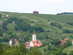 Hrašćina宝凡文斯基客房酒店的一座小村庄,位于一座小山上,设有教堂