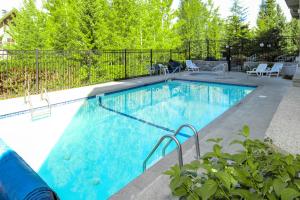 惠斯勒Greystone Lodge 314&315的庭院里的一个蓝色海水游泳池