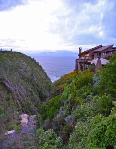 斯托姆勒菲The Fernery Lodge & Spa的海边小山上的房子