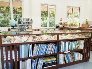 Santo DomingoMirisbiris Garden and Nature Center的藏书架上的图书馆,里面装满了书和填充动物