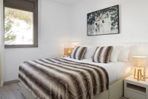 上阿兰Irissa by FeelFree Rentals的白色卧室配有一张带毯子的床