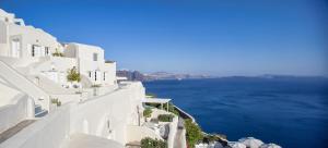 伊亚Canaves Oia Suites - Small Luxury Hotels of the World的从白色建筑的侧面欣赏海景