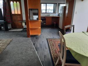 陶朗加City Bungalow的客房设有一张床、一张书桌和一间厨房