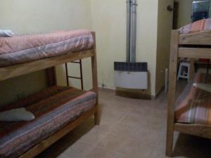厄尔查尔坦Milenarios Hostel的客房设有两张双层床和暖气。