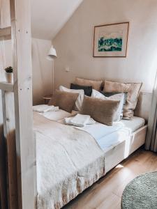 马里扬泊列Old Town Apartment的卧室配有一张带白色床单和枕头的大床。