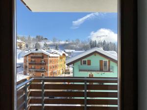 拉瓦罗内Residence Aurora的从白雪 ⁇ 的小镇的窗户上可欣赏到风景
