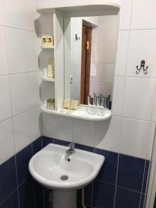 Kun'yaРадуга的一间带水槽和镜子的浴室