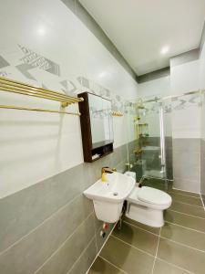 大叻Mỹ Lan hotel的一间带卫生间和水槽的浴室