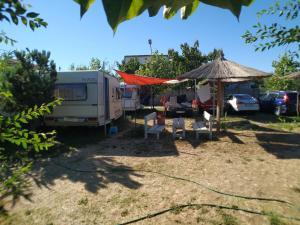 多亚马伊Oz 2mai的营地设有1个拱形帐篷和椅子