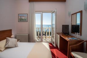 珀德垂那涅瓦酒店的酒店客房设有一张床,享有海景。