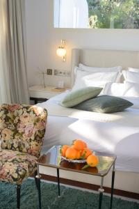 Maison Dedine- SmallLuxuryHotels -Adults Only客房内的一张或多张床位