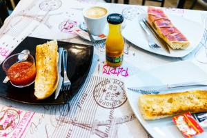 雷阿尔城Hostal Frasca by Vivere Stays的一张桌子,上面放着一盘面包和三明治