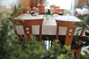 蓬费拉达埃尔卡斯特洛酒店的一张桌子和两把椅子,上面有酒杯