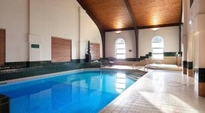 北安普敦塞奇布鲁克庄园酒店的大楼内一个蓝色的大型游泳池