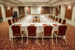 梅尔辛余瑟索利华梅尔辛Spa及会议中心酒店的大型会议室,配有长桌子和椅子