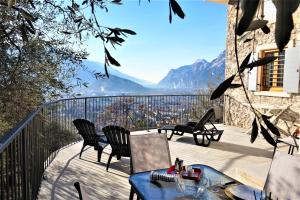 阿科Chalet Laghel的阳台配有桌椅,享有山景。