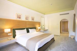 马拉喀什Hotel Riu Tikida Palmeraie - All Inclusive的一间位于酒店客房内的带大床的卧室