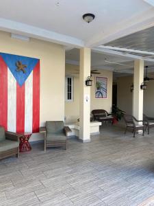 圣胡安太阳海滩别墅酒店的挂在墙上的带旗帜的大堂