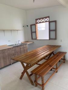 圣安德烈斯圣安德烈斯卡萨露娜旅馆的厨房里设有一张大木桌和水槽