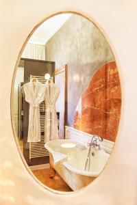 南希道松维拉酒店的带浴缸和镜子水槽的浴室